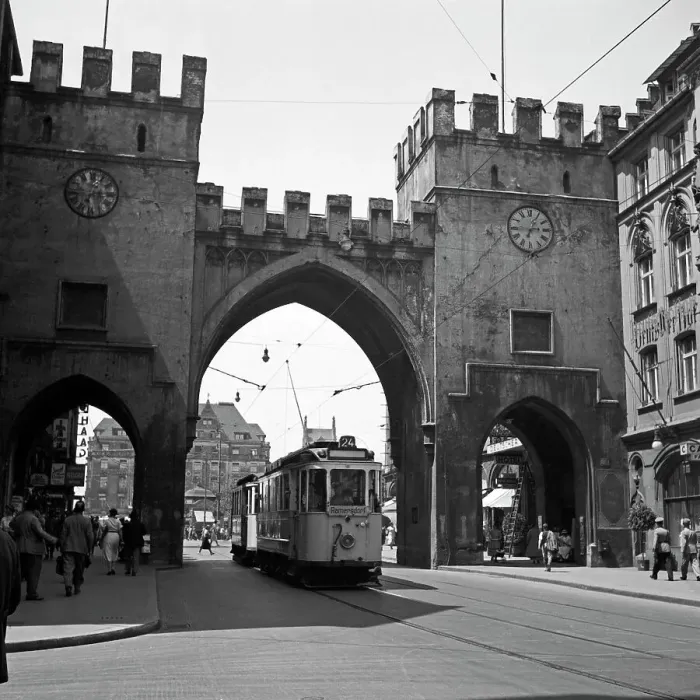 Stampa con cornice : München. La linea di tramvia numero 24 direzione Ramersdorf attraversa Stampa con cornice : München. La linea di tramvia numero 24 direzione Ramersdorf attraversa