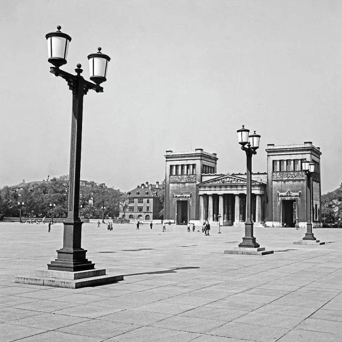 Framed Print : München. Die dorischen Propyläen auf dem Königsplatz in München, Deutschland 1930er Jahre Framed Print : München. Die dorischen Propyläen auf dem Königsplatz in München, Deutschland 1930er Jahre