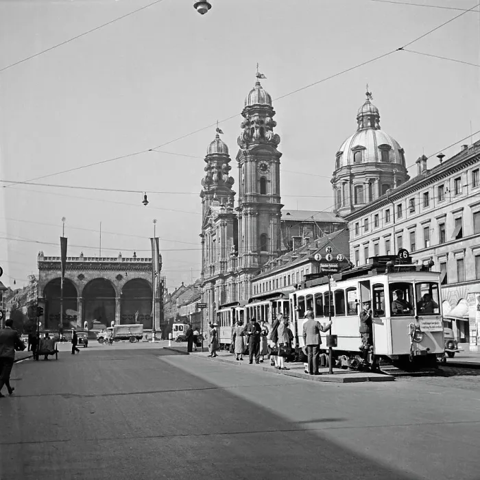 Framed Print : München. Der Odeonsplatz mit der Feldherrnhalle und der Theatinerkirche