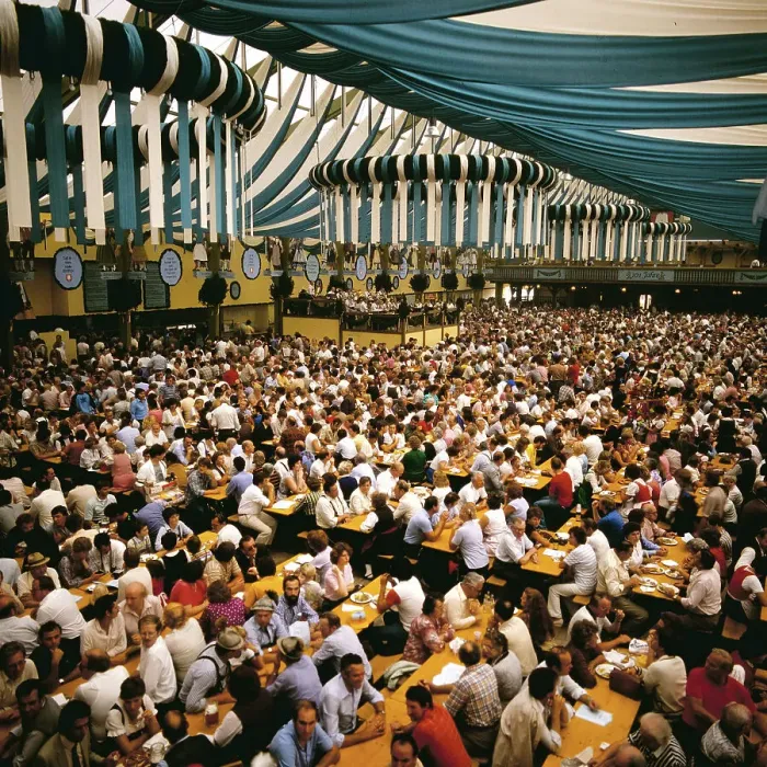 Gerahmter Druck : München. Bierzelt Ochsenbraterei auf dem Münchner Oktoberfest Gerahmter Druck : München. Bierzelt Ochsenbraterei auf dem Münchner Oktoberfest