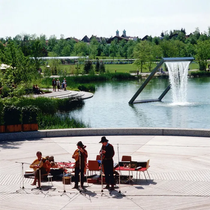 Framed Print : München. Musikanten vor der Wasserplastik im Westpark in München auf der Framed Print : München. Musikanten vor der Wasserplastik im Westpark in München auf der