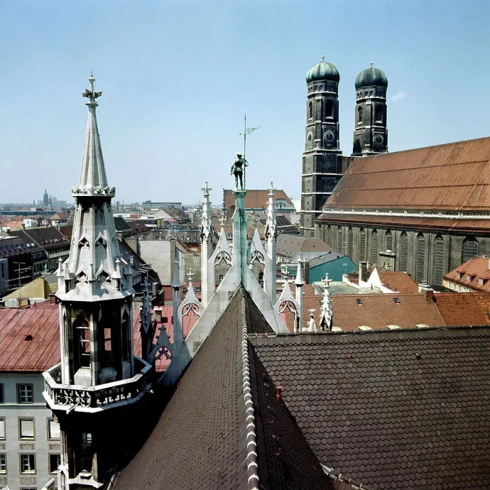 Impression encadrée : München. Blick vers le long du Nouveau palais municipal au centre-ville Impression encadrée : München. Blick vers le long du Nouveau palais municipal au centre-ville