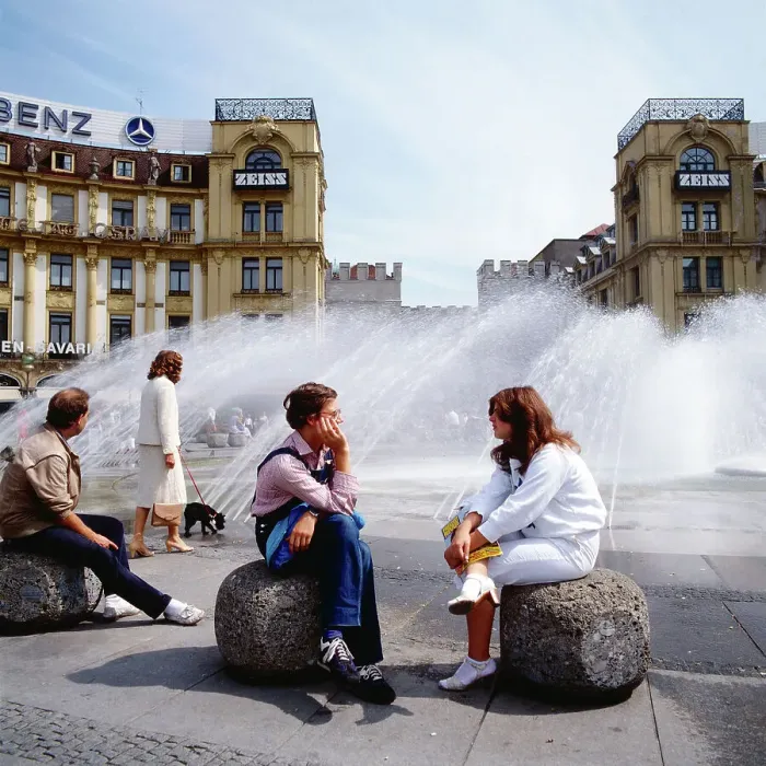 Impresión enmarcada : München. Bruno de primavera en el Platz del Karls con la estatua de Estatuas en Múnich Impresión enmarcada : München. Bruno de primavera en el Platz del Karls con la estatua de Estatuas en Múnich