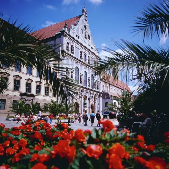 Gerahmter Druck : München. Bloemen und Palmen vor der Michaelskirche (Jesuitenkirche St Gerahmter Druck : München. Bloemen und Palmen vor der Michaelskirche (Jesuitenkirche St