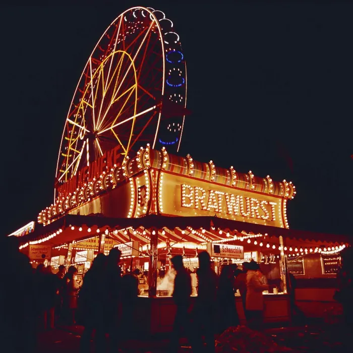 Framed Print : München. Bratwurststand vor Riesenrad auf dem Münchner Oktoberfest Framed Print : München. Bratwurststand vor Riesenrad auf dem Münchner Oktoberfest