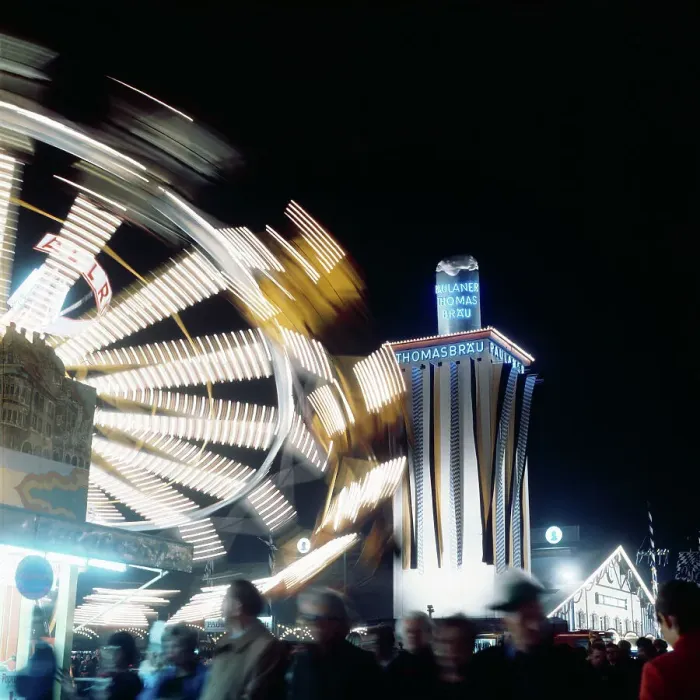 Impression encadrée : München. Ferris aux alentours de la tour du Paulaner Thomasbräu sur le