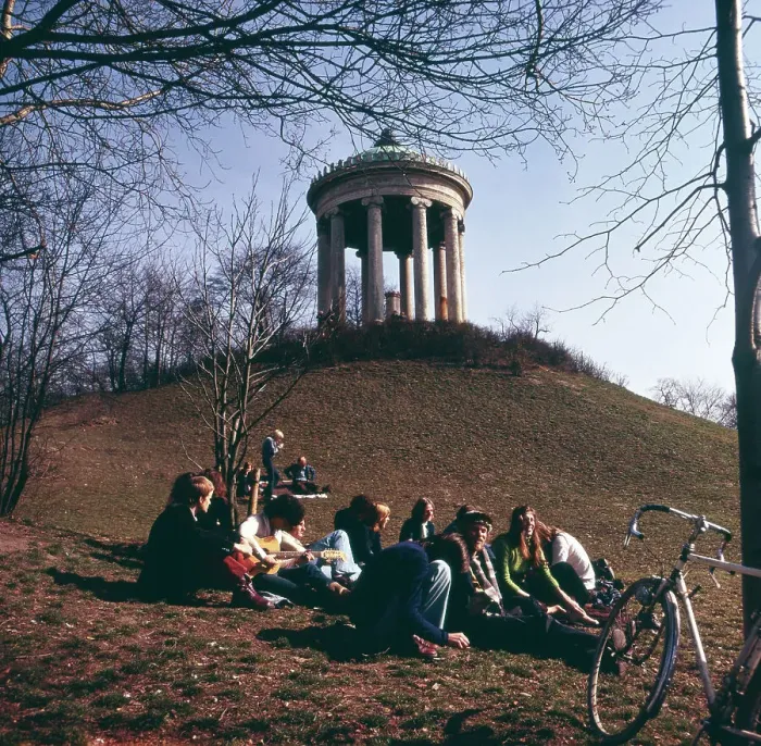 Gerahmter Druck : München. Sommer 1973 Stadtteil Schwabing Junge Leute Gerahmter Druck : München. Sommer 1973 Stadtteil Schwabing Junge Leute