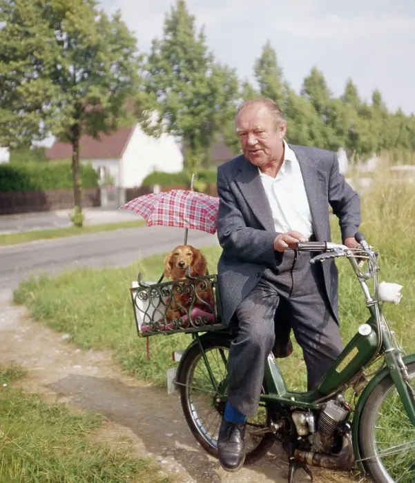 Gerahmter Druck : München. Sommer 1973. Ein Münchenner mit Dachshund unterwegs auf seinem