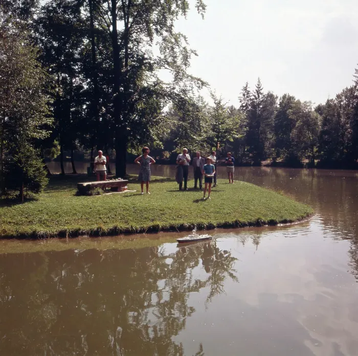 Gerahmter Druck : München. Sommer 1973, Stadtteil Schwabing. Der Kleinhesseloher See im Englischen Garten Gerahmter Druck : München. Sommer 1973, Stadtteil Schwabing. Der Kleinhesseloher See im Englischen Garten