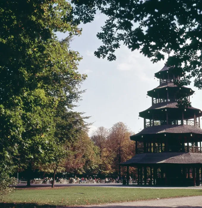 Gerahmter Druck : München. Sommer 1973, Stadtteil Schwabing, der chinesische Turm im Englischen Garten Gerahmter Druck : München. Sommer 1973, Stadtteil Schwabing, der chinesische Turm im Englischen Garten