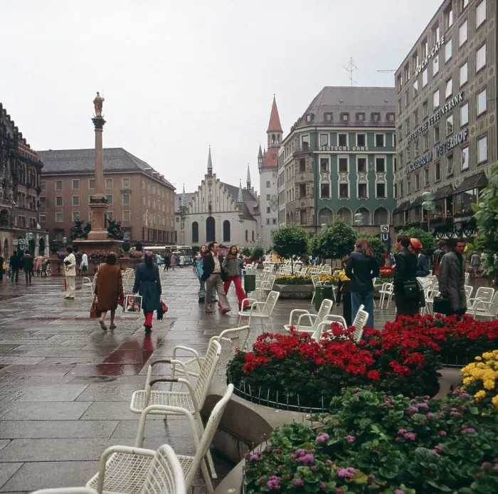 Impression encadrée : München. Été 1973 - Altstadt de Munique : place du Marché Saint-Martin