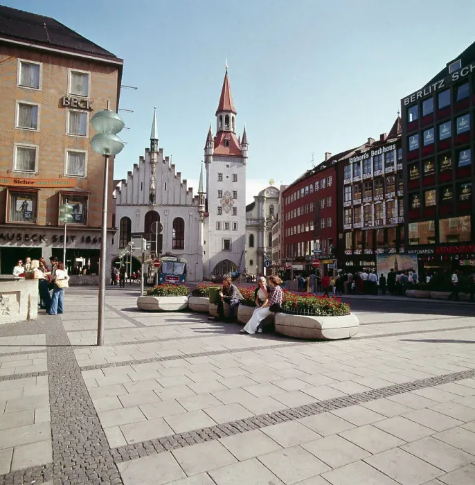 Stampa con cornice : München. Estate del 1973 - Altstadt di Monaco La piazza dei mari Stampa con cornice : München. Estate del 1973 - Altstadt di Monaco La piazza dei mari