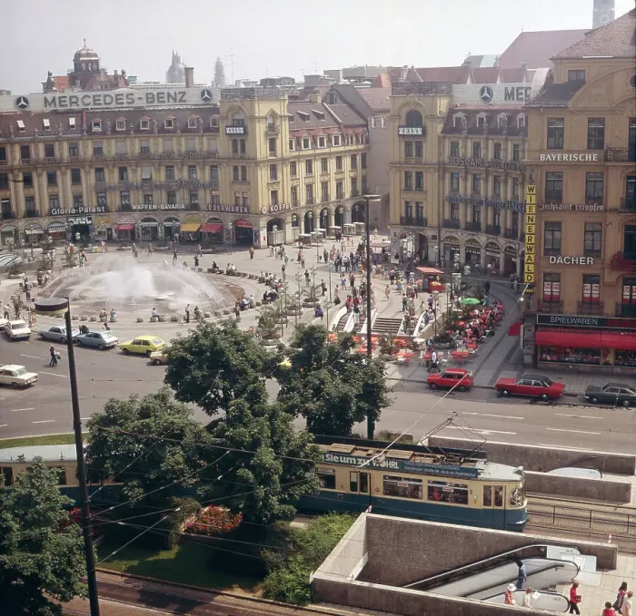 Impression encadrée : München. Été 1973. Centre-ville de Munich, vue sur le Platz Karl (Stachus) d'été 1973 Impression encadrée : München. Été 1973. Centre-ville de Munich, vue sur le Platz Karl (Stachus) d'été 1973