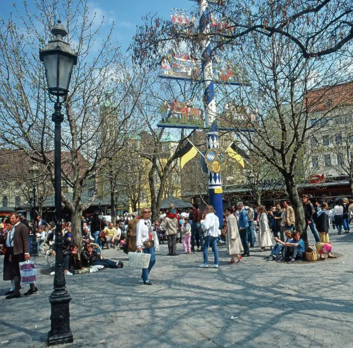 Stampa con cornice : München. Munich, 1985. Centro storico, maialetto sul mercato dei prodotti Stampa con cornice : München. Munich, 1985. Centro storico, maialetto sul mercato dei prodotti