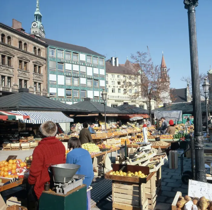 Framed Print : München, 1985. Altstadt, Verkaufsstand auf dem Viktualienmarkt Framed Print : München, 1985. Altstadt, Verkaufsstand auf dem Viktualienmarkt