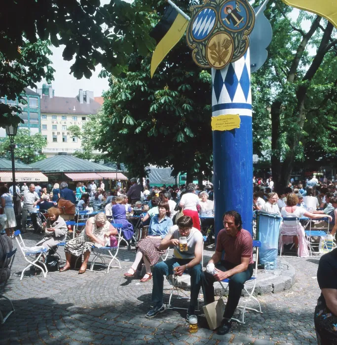 Framed Print : München, 1985. Altstadt, Maibaum und Biergarten auf dem Viktualienmarkt Framed Print : München, 1985. Altstadt, Maibaum und Biergarten auf dem Viktualienmarkt
