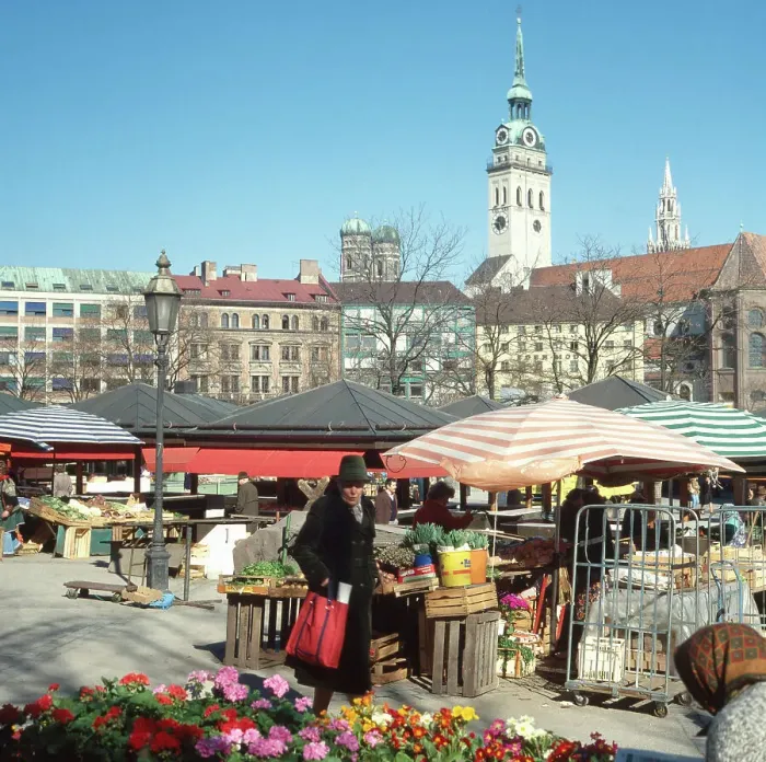 Framed Print : München, 1985. Altstadt, der traditionelle Viktualienmarkt Framed Print : München, 1985. Altstadt, der traditionelle Viktualienmarkt