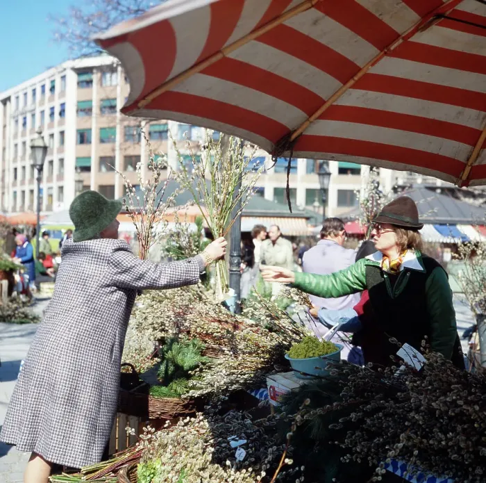 Impression encadrée : München. Munich en 1985. Le centre historique de la ville avec le marché
