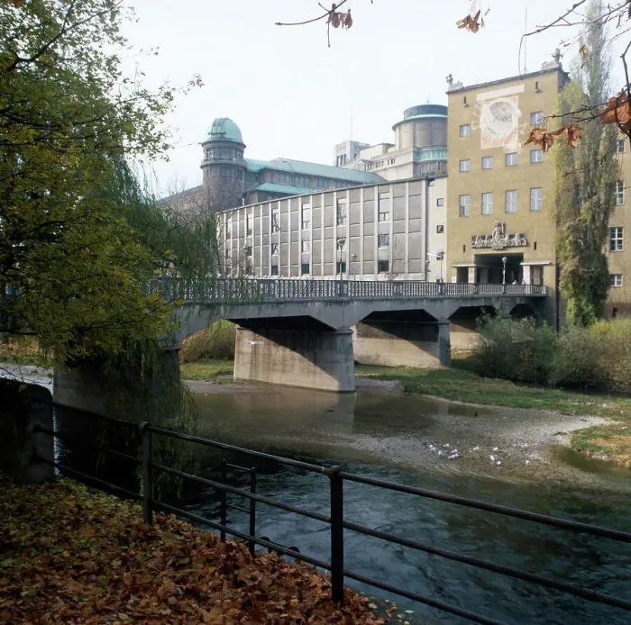 Stampa con cornice : München. Munich, 1985. Quartiere di Isarvorstadt