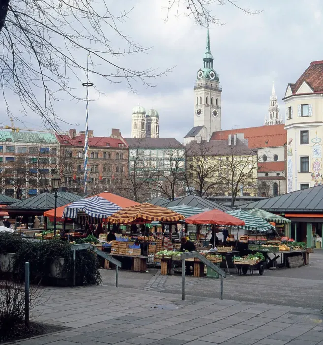 Framed Print : München, 1985. Altstadt, der traditionelle Viktualienmarkt Framed Print : München, 1985. Altstadt, der traditionelle Viktualienmarkt