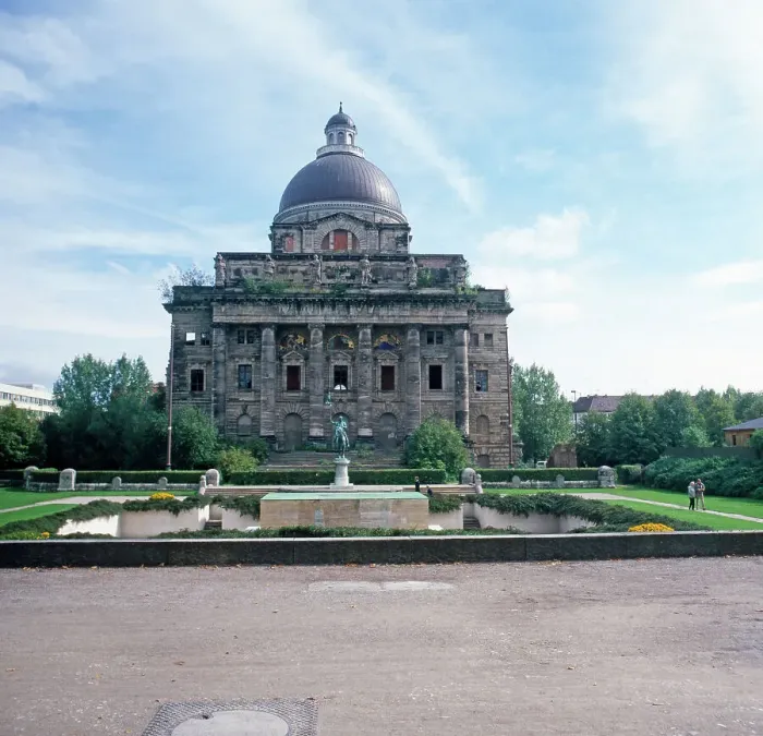 Stampa con cornice : München. Munich, 1985. L'esposizione militare nel giardino di Hofgarten Stampa con cornice : München. Munich, 1985. L'esposizione militare nel giardino di Hofgarten