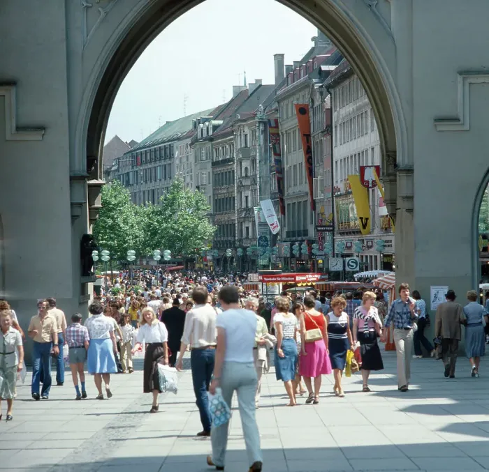 Impression encadrée : München. Munich, 1985.Centre ville.Innenstadt.Karlstor au Karlsplatz.Boulevard Impression encadrée : München. Munich, 1985.Centre ville.Innenstadt.Karlstor au Karlsplatz.Boulevard