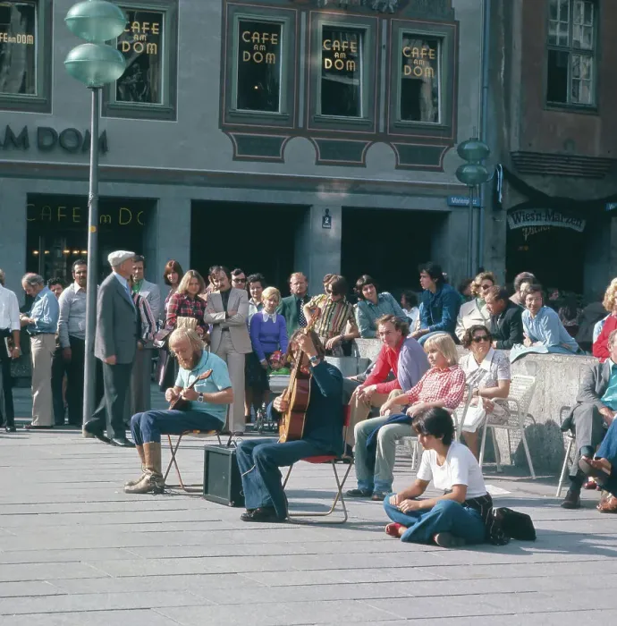 Gerahmter Druck : Straßenmusiker in der Fußgängerzone der Kaufingerstraße, München 1985.
