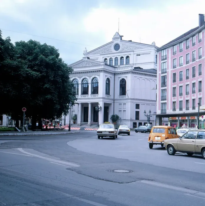 Impression encadrée : München. Munich, 1985. Quartier de l'Isar Vorstadt, Théâtre d'état du Gaertnerplatz Impression encadrée : München. Munich, 1985. Quartier de l'Isar Vorstadt, Théâtre d'état du Gaertnerplatz