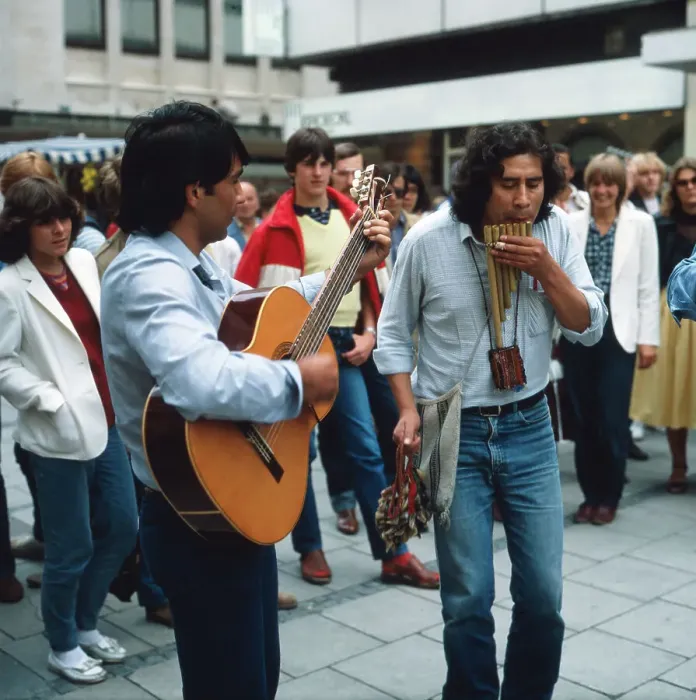 Framed Print : München, 1985. Innenstadt. Zwei Strassenmusiker in der Fußgängerzone 
