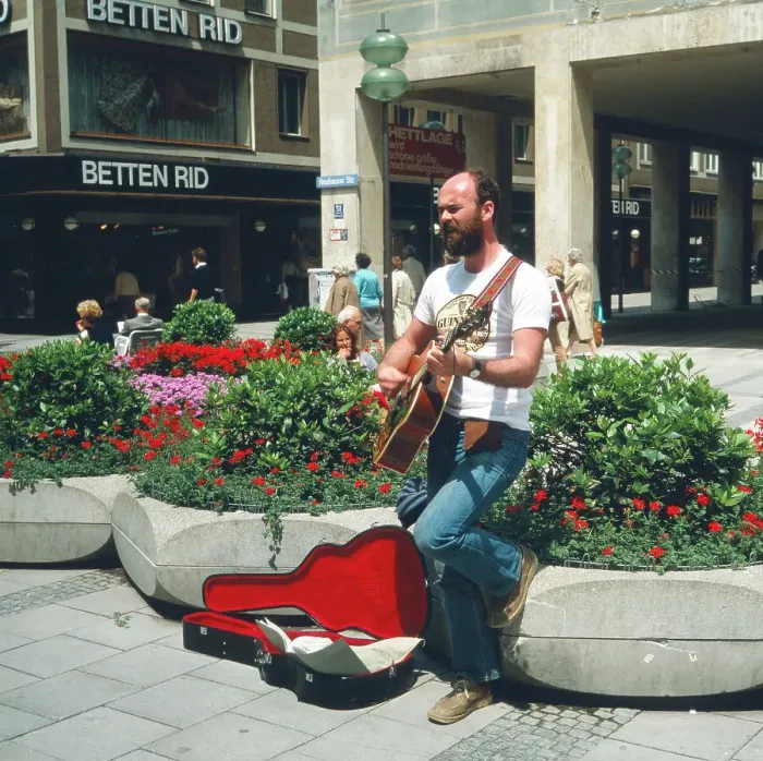 Gerahmter Druck : Straßenmusiker in der Fußgängerzone der Kaufingerstraße, München 1985.