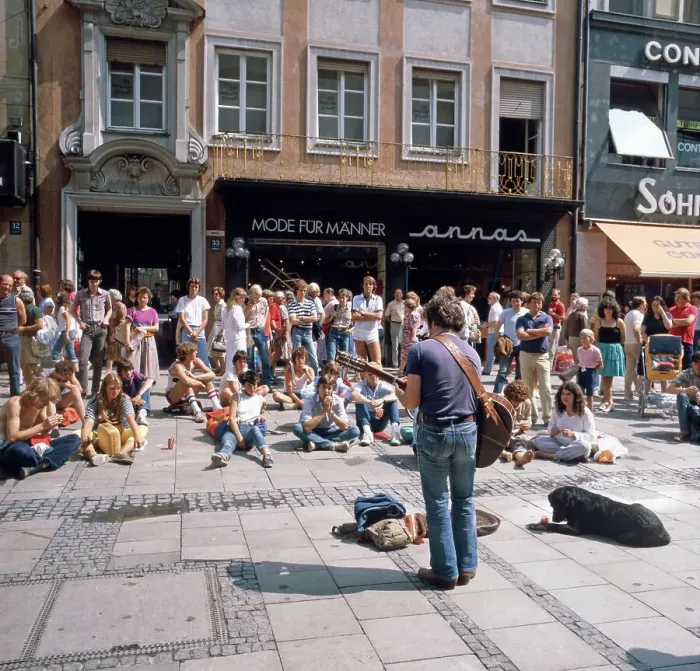 Impression encadrée : München. Munich, 1985. Centre-ville. Musicien de rue dans la zone piétonne Impression encadrée : München. Munich, 1985. Centre-ville. Musicien de rue dans la zone piétonne
