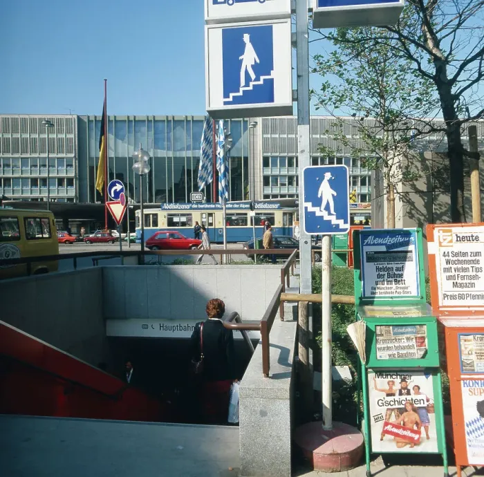 Framed Print : München. Innenstadt. Bahnhofsplatz am Münchner Hauptbahnhof Framed Print : München. Innenstadt. Bahnhofsplatz am Münchner Hauptbahnhof