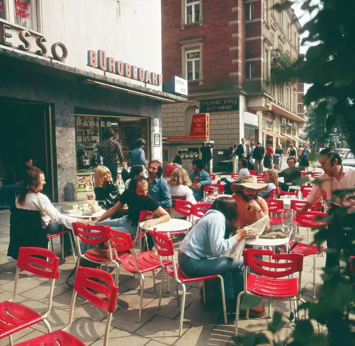 Impression encadrée : München. Un café de rue à Schaubin en été 73 Impression encadrée : München. Un café de rue à Schaubin en été 73