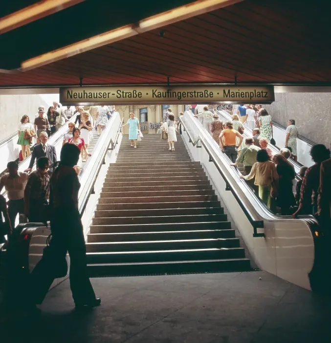 Gerahmter Druck : München. 'Sommer 1973. Treppe in Bewegung - Aufgang zur Neuhauserstrasse