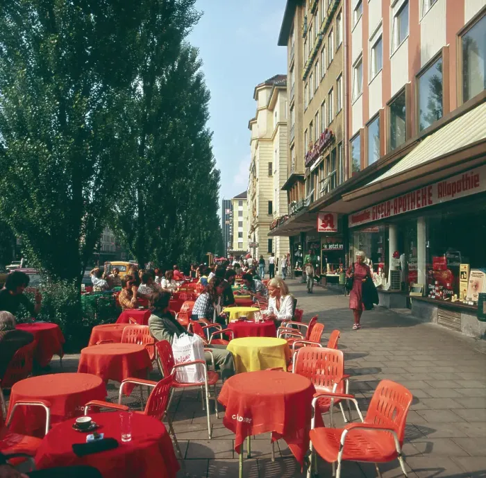 Framed Print : München. Sommer 1973. Straßencafe an der Leopoldstrasse in Schwabing Framed Print : München. Sommer 1973. Straßencafe an der Leopoldstrasse in Schwabing