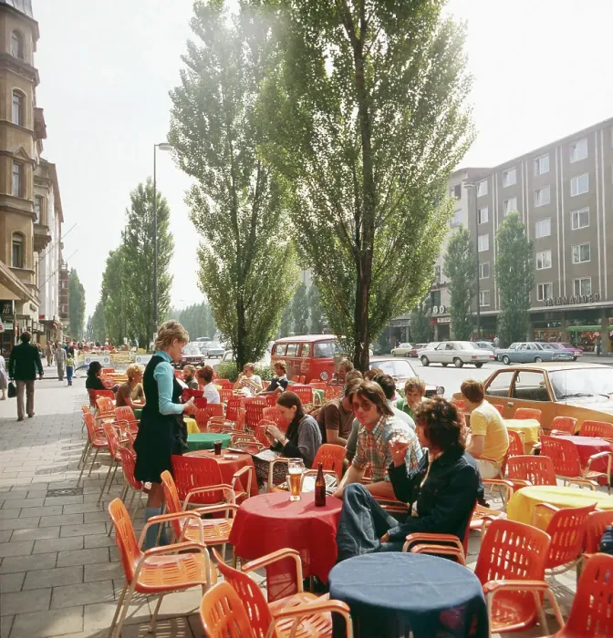Stampa con cornice : München. Estate del 1973.Caffè stradale sulla Leopoldstraße nel quartiere Stampa con cornice : München. Estate del 1973.Caffè stradale sulla Leopoldstraße nel quartiere