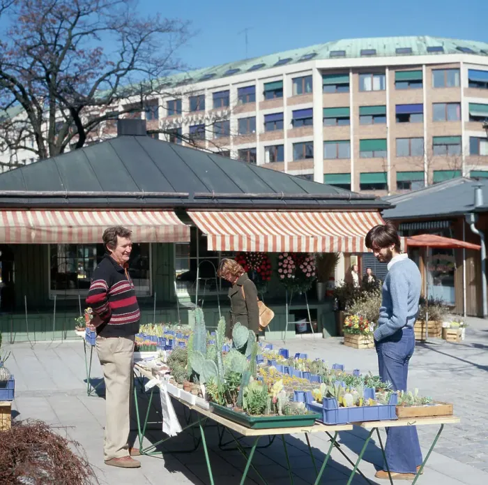 Impresión enmarcada : Múnich, 1985. Mercado de Viktualien en el centro histórico. Impresión enmarcada : Múnich, 1985. Mercado de Viktualien en el centro histórico.