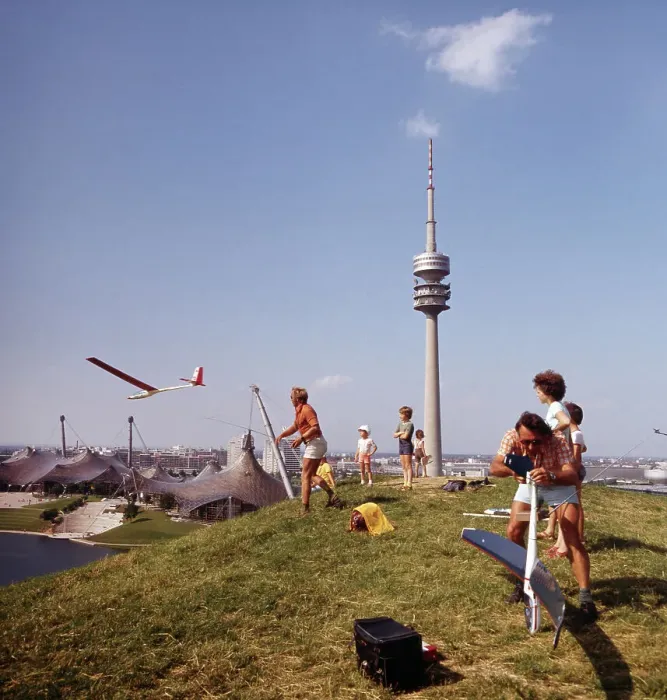 Impresión enmarcada : Múnich en verano 1973. Vista del estadio olímpico y torre olímpica desde el parque Olímpico. Impresión enmarcada : Múnich en verano 1973. Vista del estadio olímpico y torre olímpica desde el parque Olímpico.