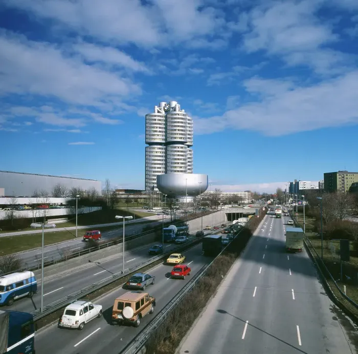Framed Print : München. Blick zum BMW Hochhaus (BMW-Vierzylinder) Framed Print : München. Blick zum BMW Hochhaus (BMW-Vierzylinder)