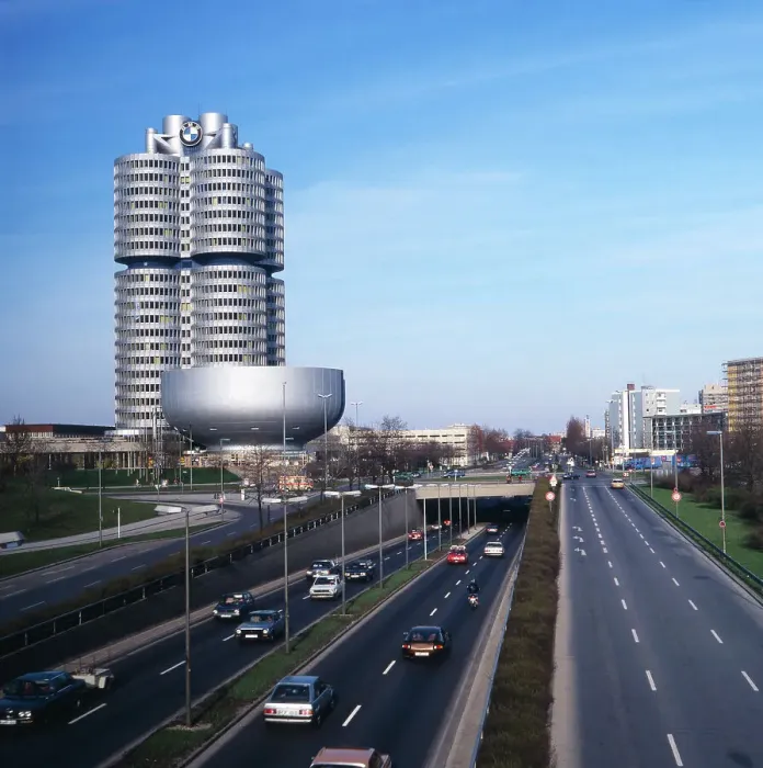 Gerahmter Druck : München. Blick auf das BMH-Gebäude (BMV-Quadrizylinder) Gerahmter Druck : München. Blick auf das BMH-Gebäude (BMV-Quadrizylinder)