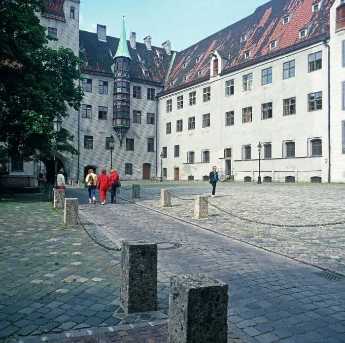 Framed Print : München, 1985. Altstadt. Der Alte Hof. Ehemalige Residenz der Herzöge von Bayern Framed Print : München, 1985. Altstadt. Der Alte Hof. Ehemalige Residenz der Herzöge von Bayern