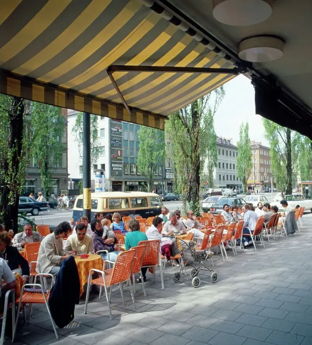 Stampa con cornice : München. Munich, 1985. Caffè stradale all'incrocio di via Leopoldstraße Stampa con cornice : München. Munich, 1985. Caffè stradale all'incrocio di via Leopoldstraße