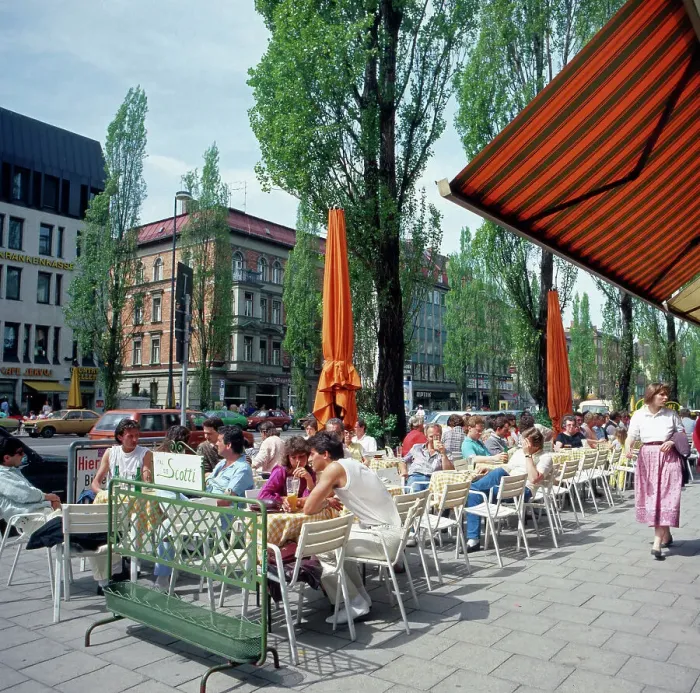 Framed Print : München, 1985. Strassencafe an der Leopoldstrasse im Stadtteil Schwabing Framed Print : München, 1985. Strassencafe an der Leopoldstrasse im Stadtteil Schwabing
