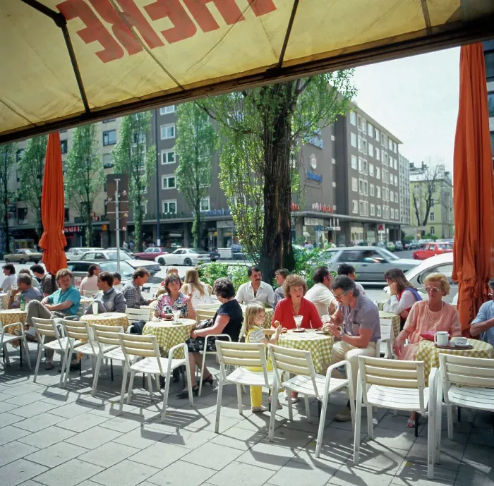 Stampa con cornice : Caffè all'aperto lungo la Leopoldstrasse nel quartiere di Schwabing a Monaco. Stampa con cornice : Caffè all'aperto lungo la Leopoldstrasse nel quartiere di Schwabing a Monaco.