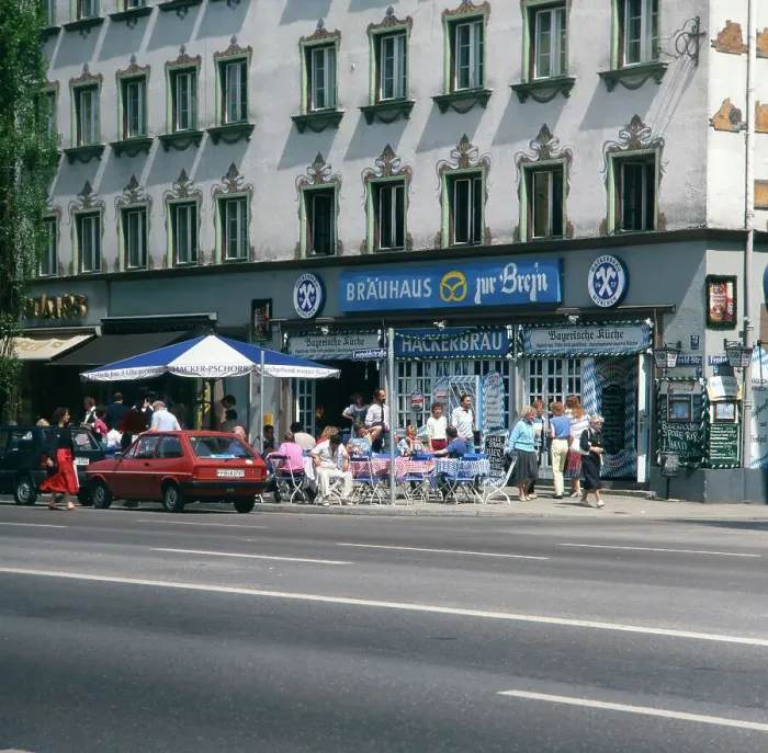 Framed Print : München, 1985. Das bayerische Wirtshaus -Bräuhaus zur Brezn- an der Leopoldstrasse Framed Print : München, 1985. Das bayerische Wirtshaus -Bräuhaus zur Brezn- an der Leopoldstrasse