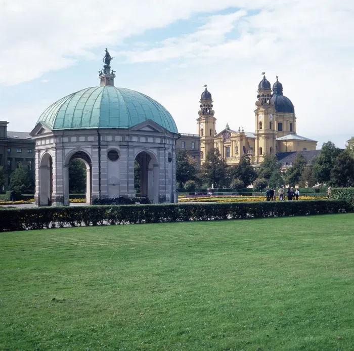 Stampa con cornice : München. Munich, 1985. Centro città, Hofgarten e il Dianatempio con vista Stampa con cornice : München. Munich, 1985. Centro città, Hofgarten e il Dianatempio con vista