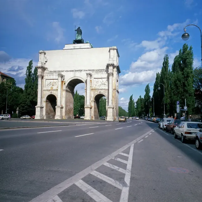 Framed Print : München, 1985. Das Siegestor, (Rückseite) am Beginn der Leopoldstrasse Framed Print : München, 1985. Das Siegestor, (Rückseite) am Beginn der Leopoldstrasse