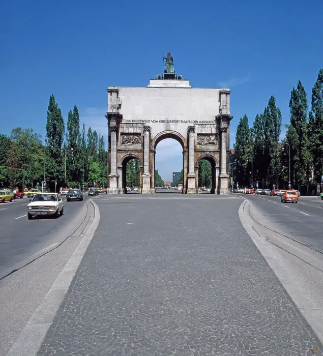 Stampa con cornice : München. Munich, 1985. Il Siegestor,(Retro) alla fine della via Leopoldstraße Stampa con cornice : München. Munich, 1985. Il Siegestor,(Retro) alla fine della via Leopoldstraße