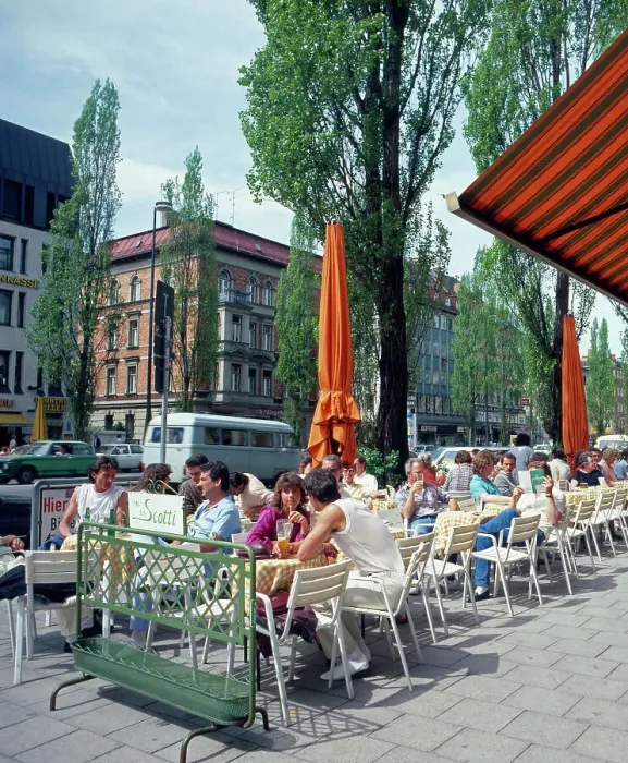 Impression encadrée : München. Munich, 1985. Café des rues sur la rue de leopold à l'arrondissement de Schwabing Impression encadrée : München. Munich, 1985. Café des rues sur la rue de leopold à l'arrondissement de Schwabing