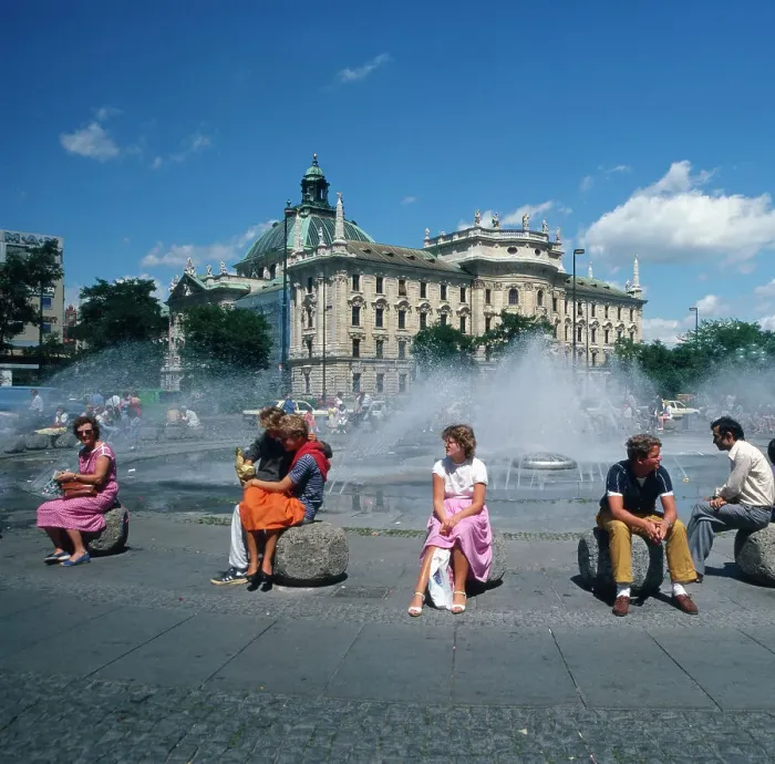 Stampa con cornice : München. Municio, 1985. Centro storico. Vista al Karlsplatz Stampa con cornice : München. Municio, 1985. Centro storico. Vista al Karlsplatz